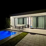 White Beach Villa 2 - Luxury